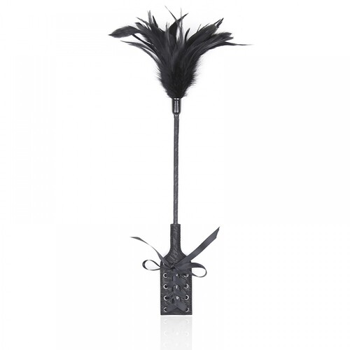 Стек двухсторонний DS Fetish с перьями и паддлом украшенным корсетной шнуровкой