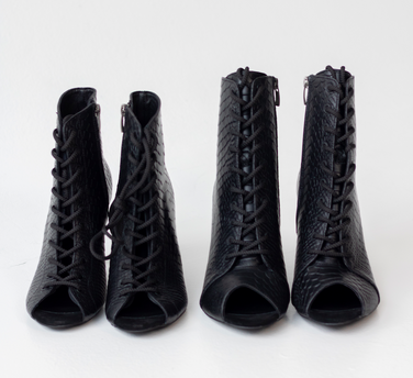 Профессиональные ботильоны для High Heels Gentle из натуральной кожи (черная рептилия), с открытым носком и шнуровкой. Каблук 9,3 см, классическая резиновая подошва.