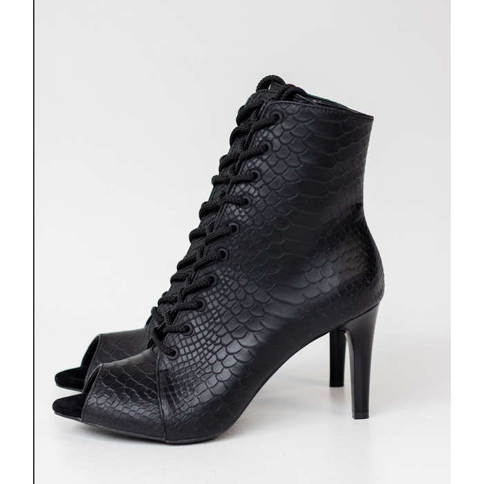 Профессиональные ботильоны для High Heels Gentle из натуральной кожи (черная рептилия), с открытым носком и шнуровкой. Каблук 9,3 см, классическая резиновая подошва.