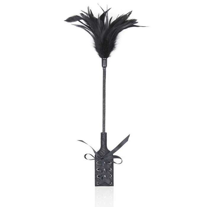 Стек двухсторонний DS Fetish с перьями и паддлом украшенным корсетной шнуровкой