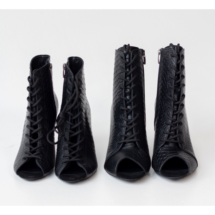 Профессиональные ботильоны для High Heels Gentle из натуральной кожи (черная рептилия), с открытым носком и шнуровкой. Каблук 9,3 см, классическая резиновая подошва.