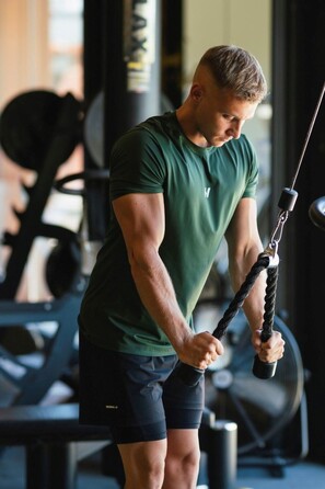 Футболка Nebbia Classic T-shirt 'Reset” Dark Green 327