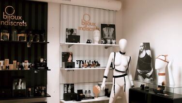 Широкий пояс с наручниками MAZE Bijoux Indiscrets бежевый