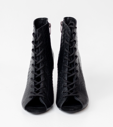 Профессиональные ботильоны для High Heels Gentle из натуральной кожи (черная рептилия), с открытым носком и шнуровкой. Каблук 9,3 см, классическая резиновая подошва.